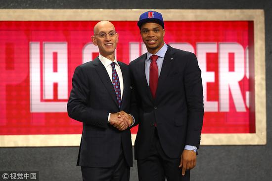 凭借其坚定 凭借其坚定